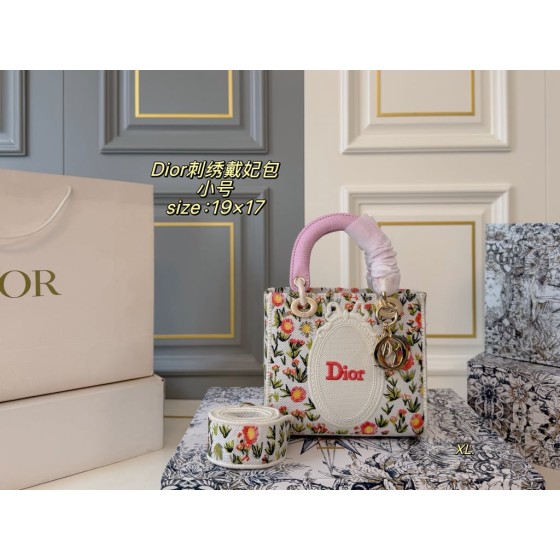 Lady Dior Small (Embroidered)
